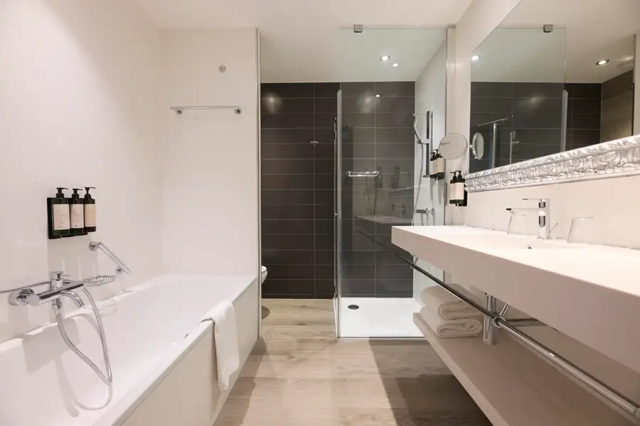 Salle de bain moderne et équipée de la chambre Classic King vue jardin, offrant confort et praticité lors de votre séjour à Liège.