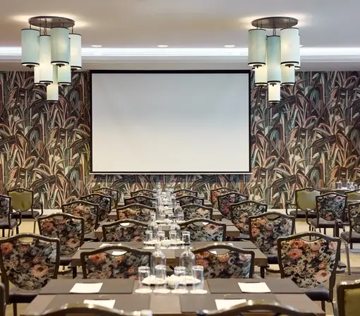 Meeting Room Tulp 1-2 in cabaret 4-person configuration with screen