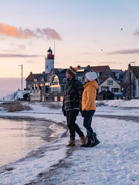 Koppel aan een bevroren meer