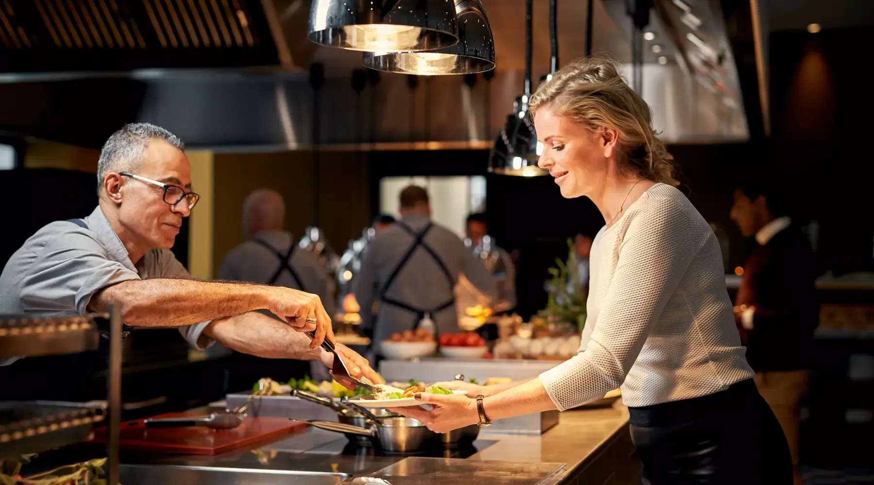 Frau am Live-Cooking-Buffet.