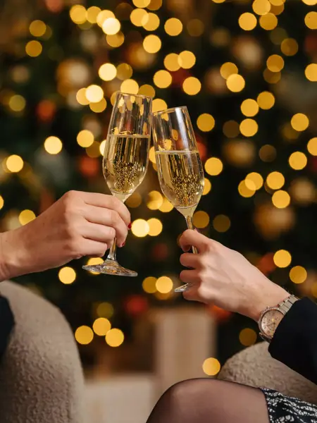 2 Gläser Champagner, die in Feiertagsthema klingen