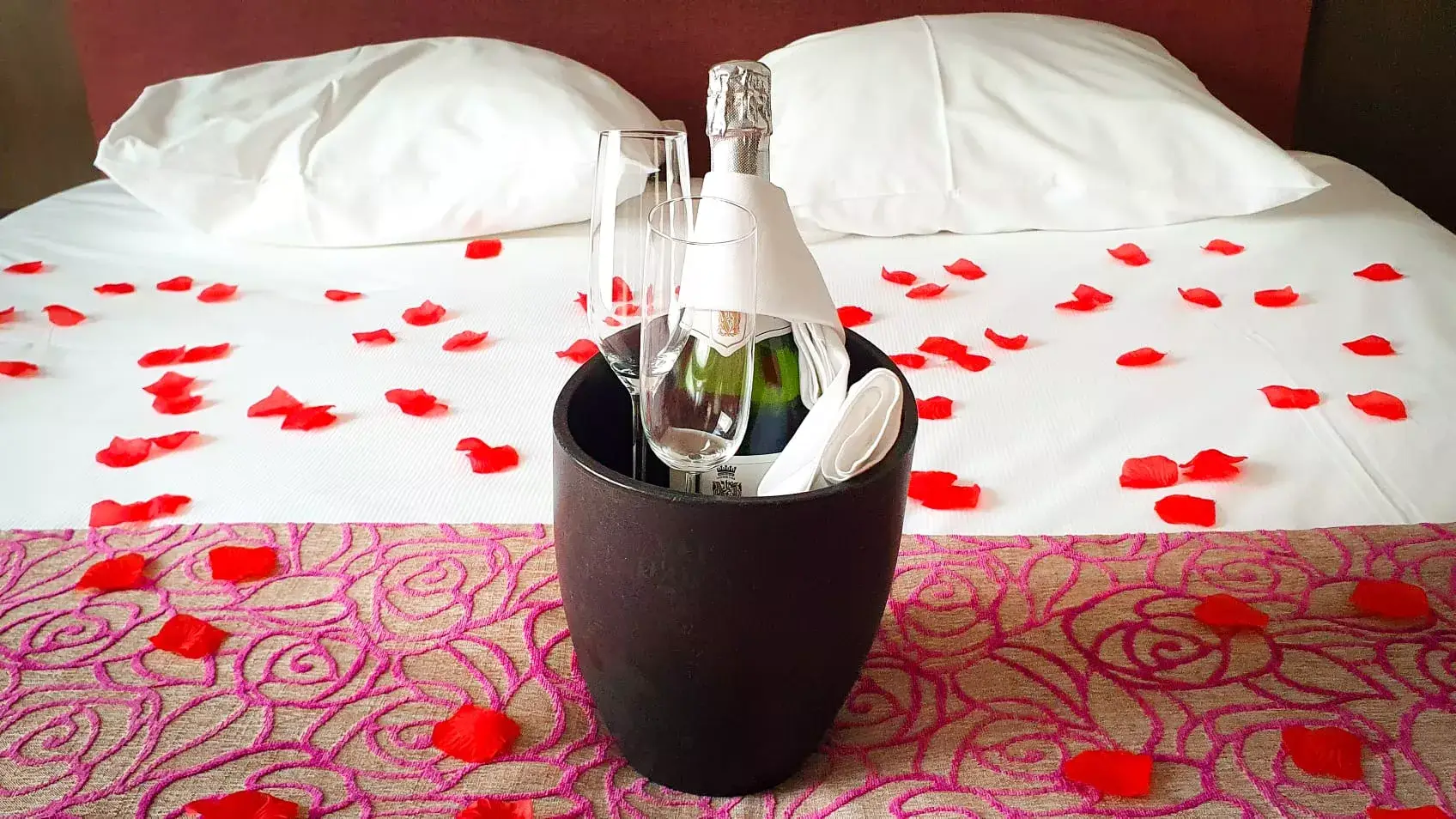 champagne op bed met hartjes