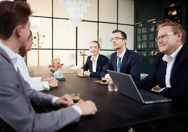 Les gens d'affaires en salle de réunion 