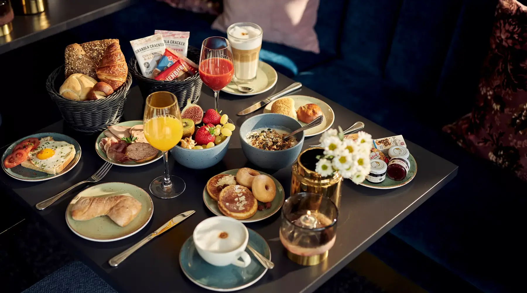 Luxe hotelontbijt op tafel