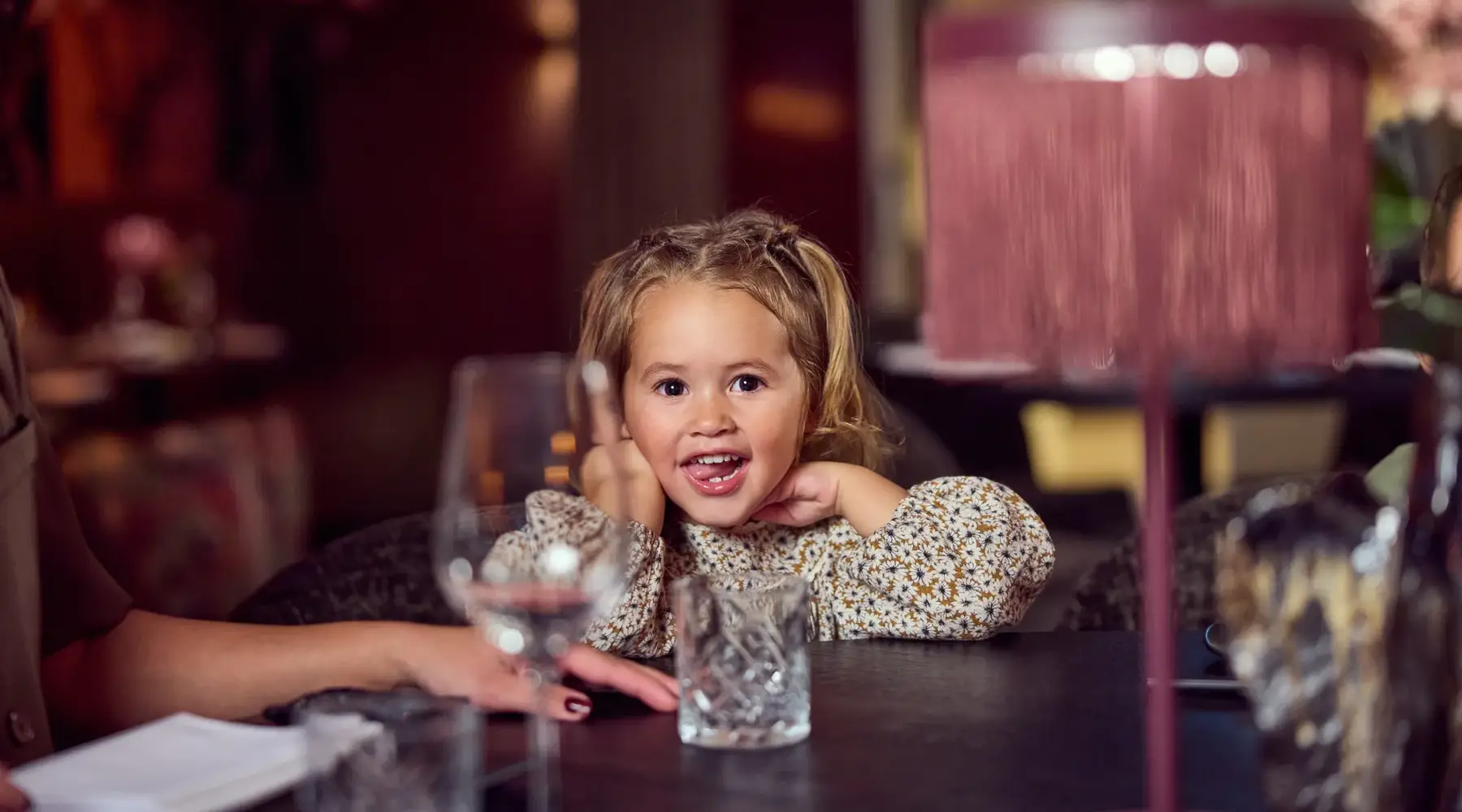 Mädchen am Tisch im Restaurant.