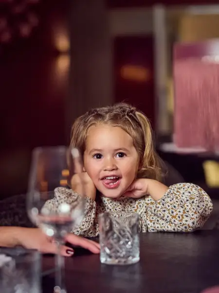 Mädchen in einem Restaurant