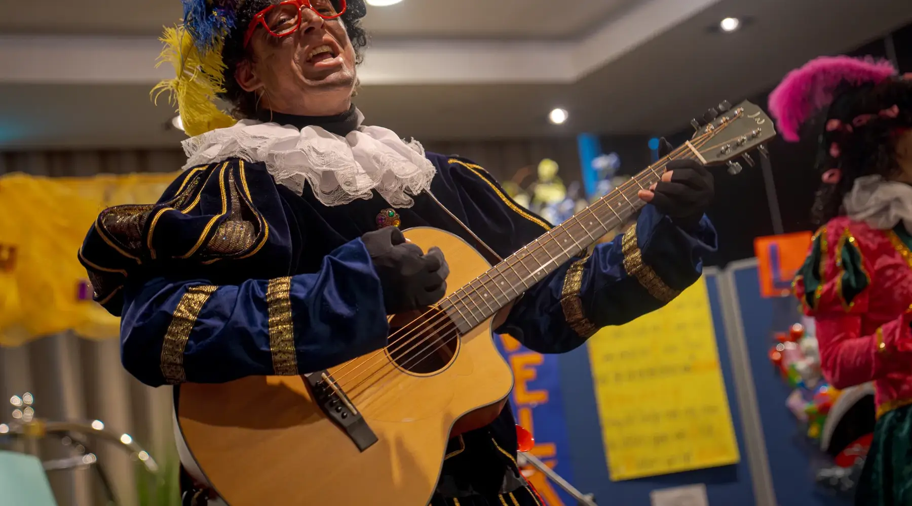 Een piet die gitaar speelt 