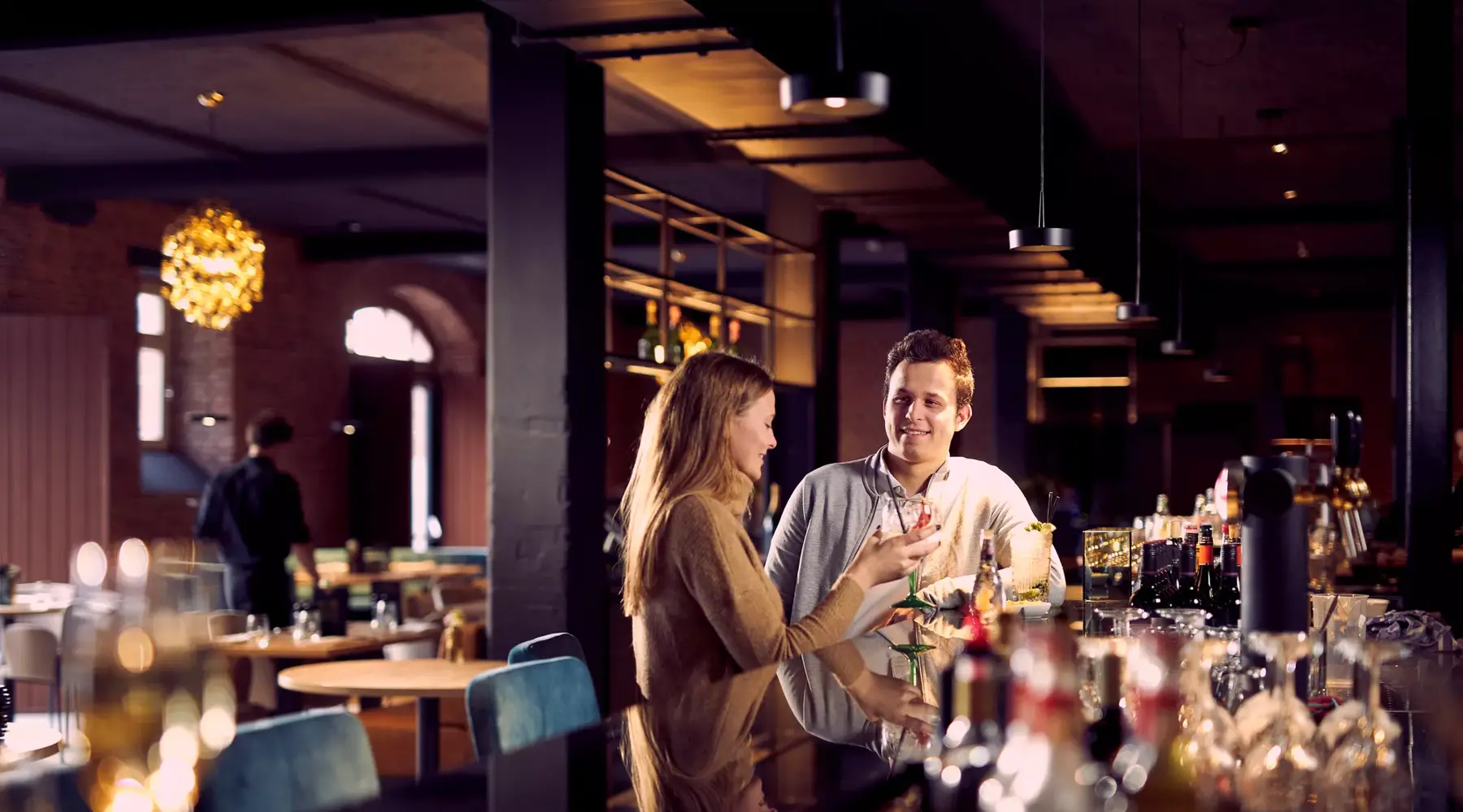 Aan de bar bij Van der Valk