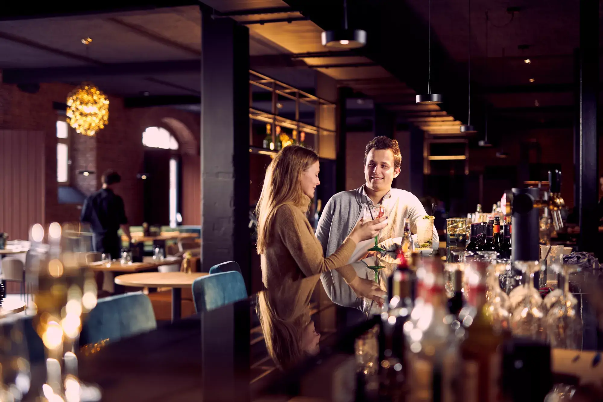 Aan de bar bij Van der Valk