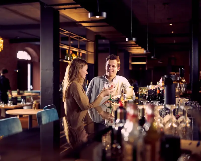 Aan de bar bij Van der Valk