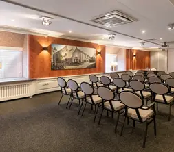 La salle De Uilenburg est aménagée en théâtre, avec des murs à l'atmosphère particulière et une grande toile photographique en guise de décoration.