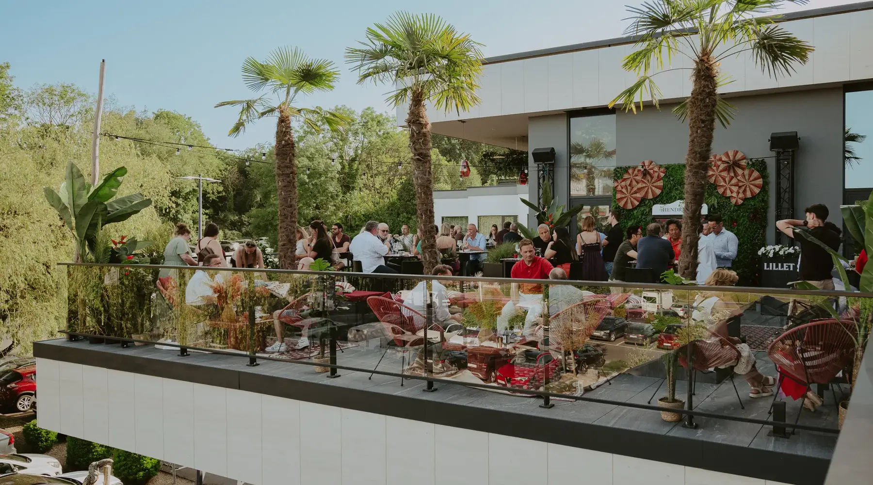 Modern and warm lounge bar ambiance at the Van der Valk Hotel Nivelles-Sud.