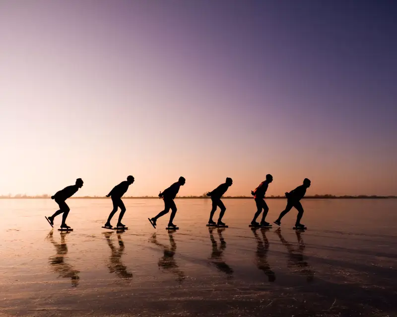 Schaatsende groep mensen in Friesland