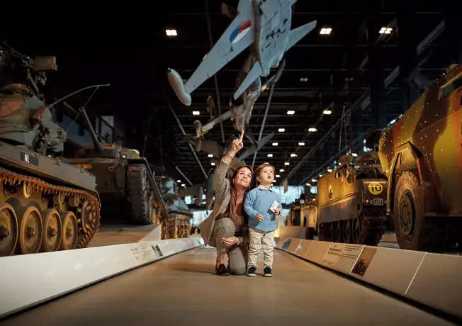 Moeder met kind in oorlogsmuseum