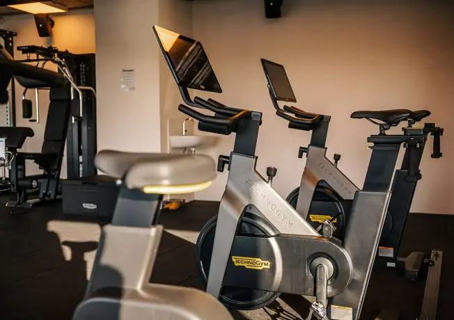 Équipements de fitness dans la salle de sport de l'hôtel