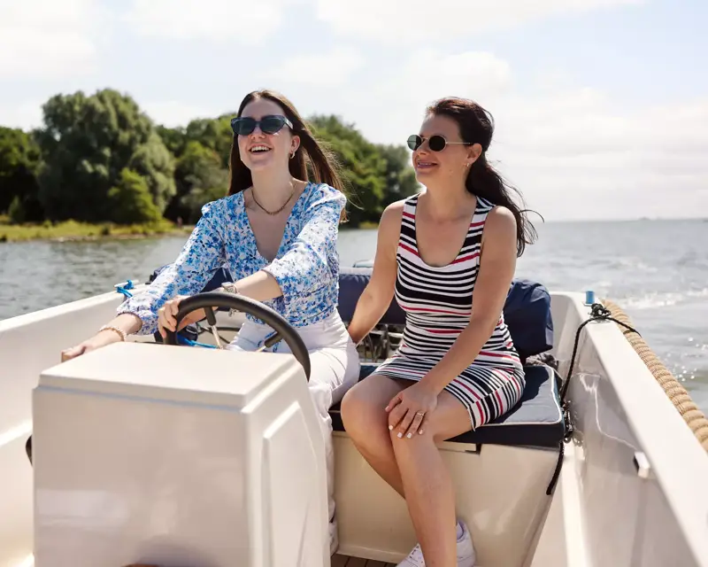 Deux filles sur un bateau