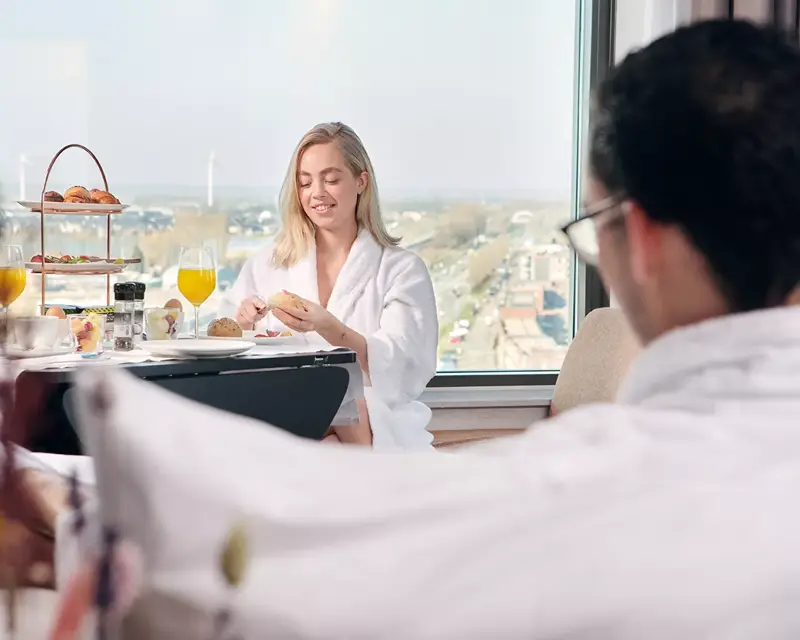 Ein Paar, das Roomservice bestellt hat