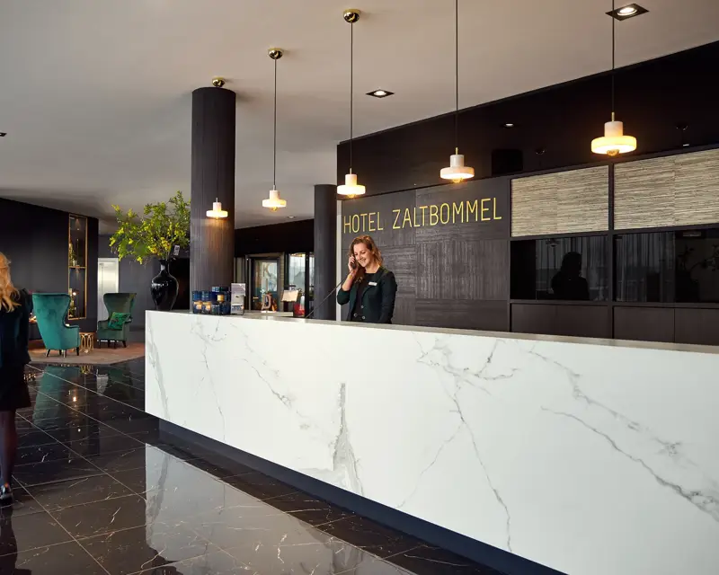 Vrouw die langs receptie loopt 