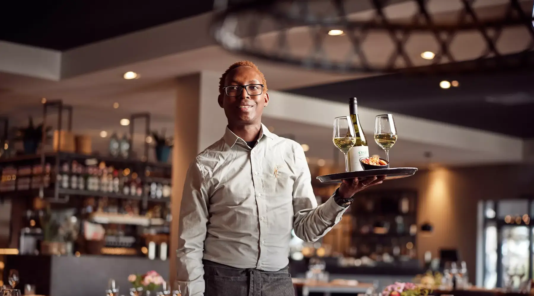 Kelner in het à la carte restaurant