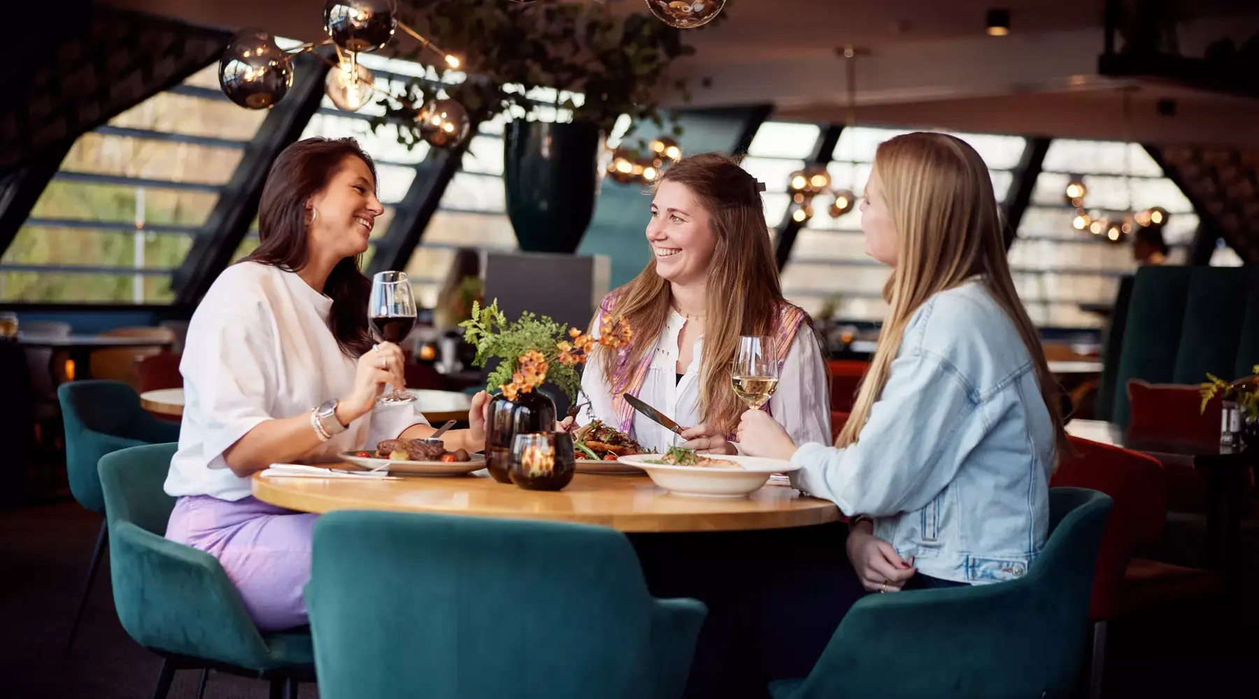 Vriendinnen aan het diner in Hotel Drachten
