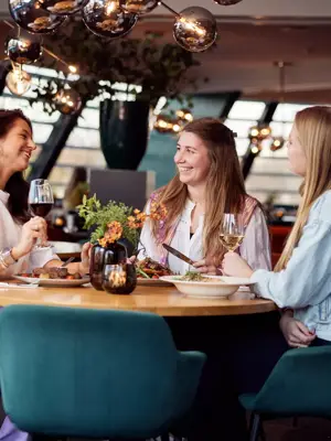 Freundinnen im Restaurant Drachten
