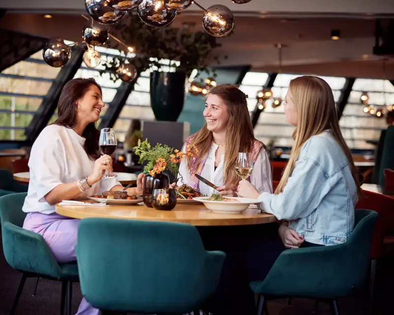 Vriendinnen aan het diner in Hotel Drachten