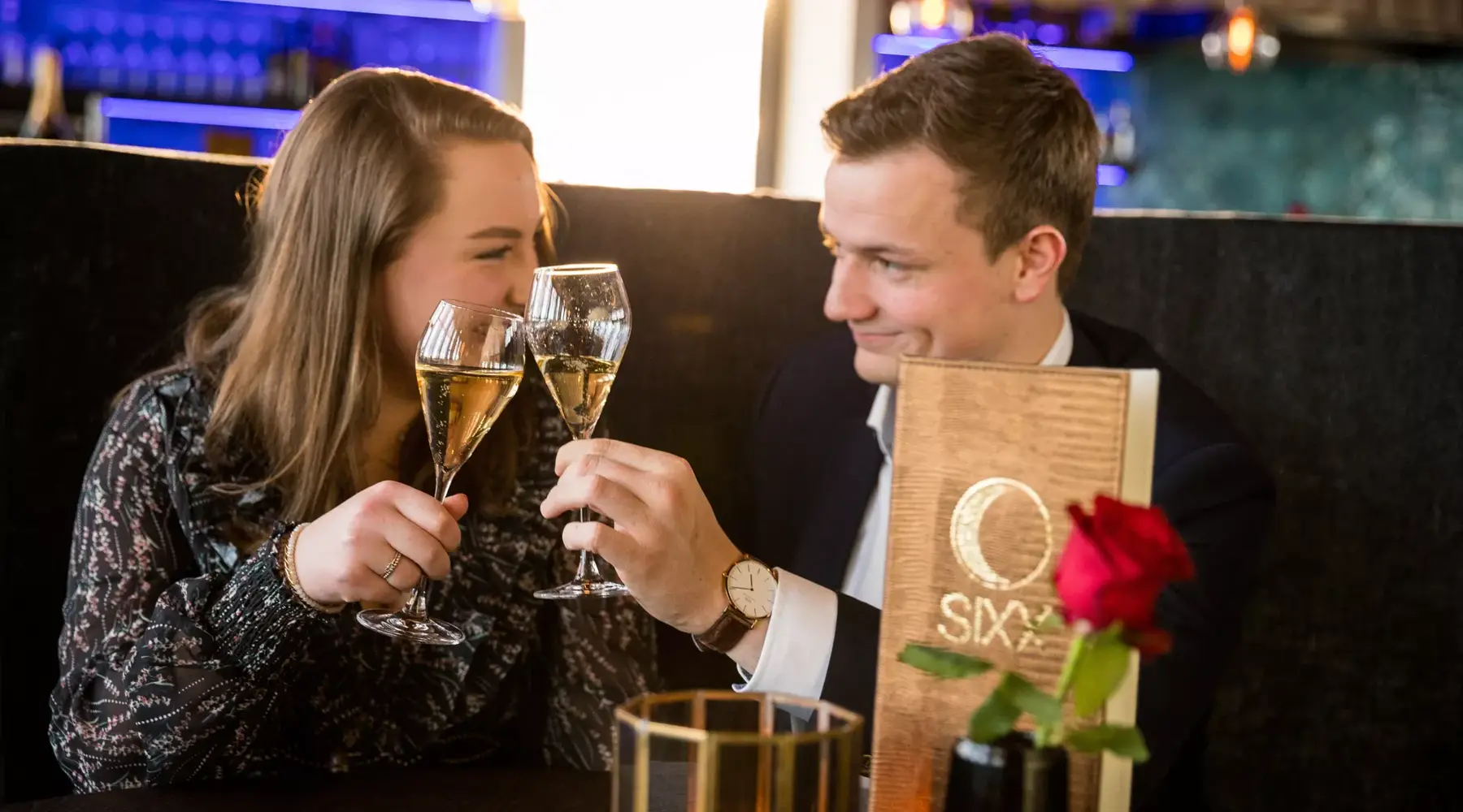 Personen die genieten van het Van der Valk Hotel