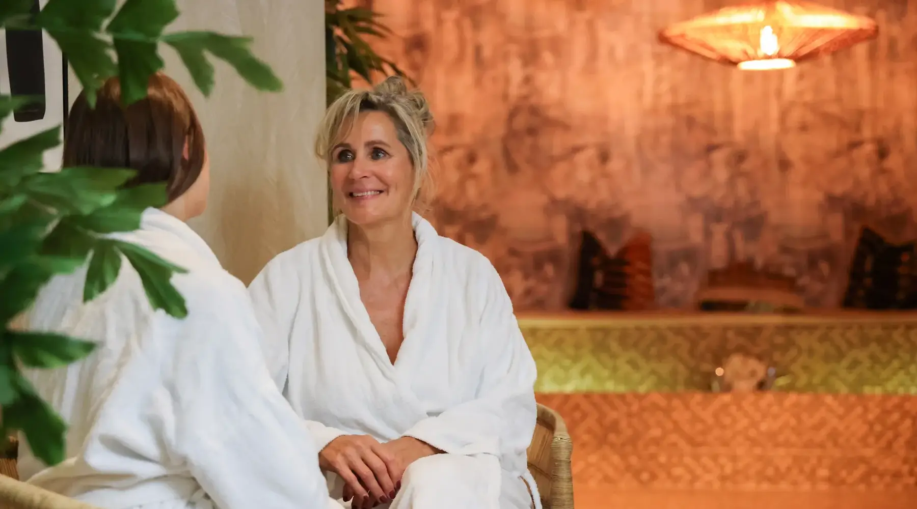 Zwei Frauen im Wellnessbereich