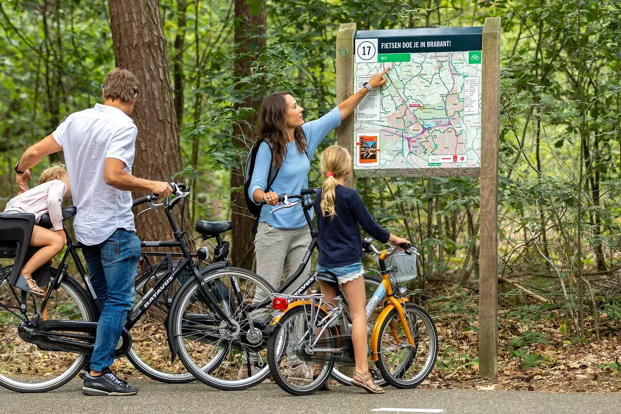 Gezin op de fiets in de natuur