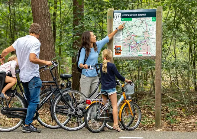 Familie auf dem Fahrrad in der Natur