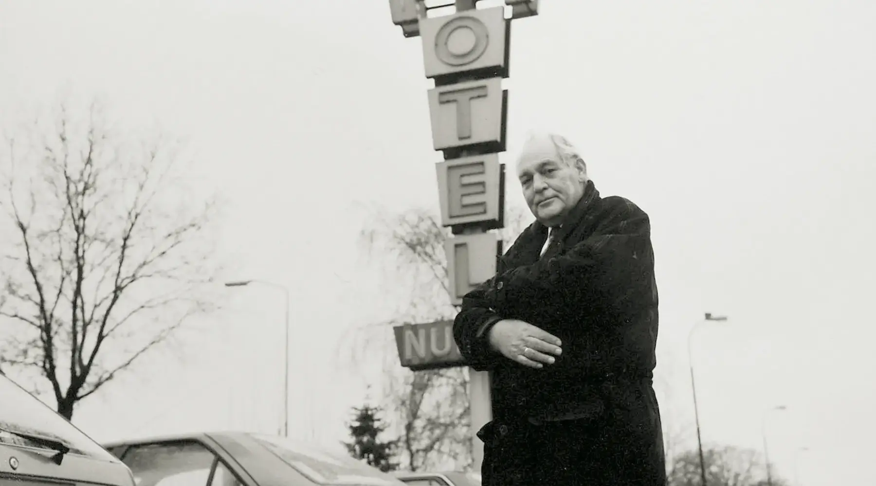 Gerrit van der Valk in de vroegere jaren bij een bord