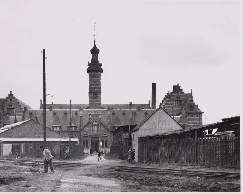 Het Mechelse badhuis in de beginjaren met koterij en een tramlijn voor het gebouw
