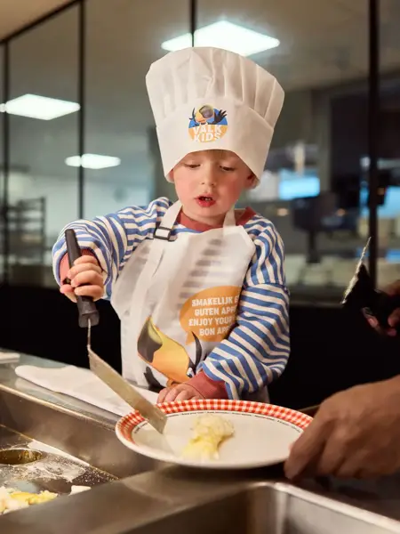 Kind bakt ei samen met de chef in Restaurant Cocotte