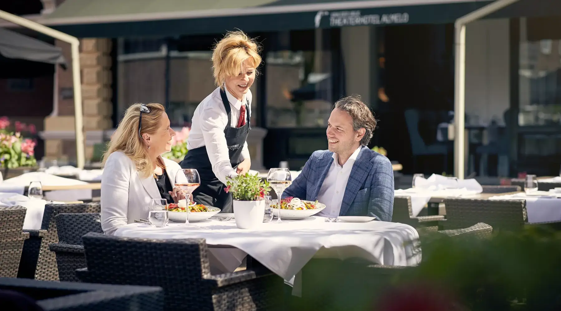 Dineren buiten in de zon
