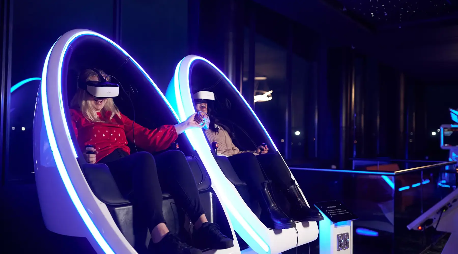 Twee vrouwen met VR brillen Hotel Amersfoort-A1