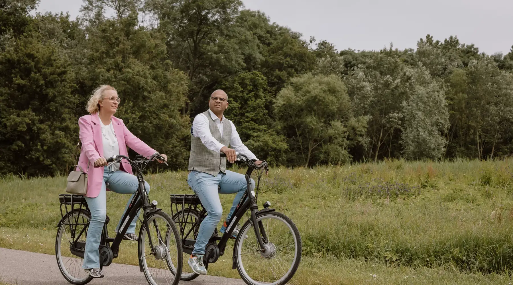 Mensen op een fiets 