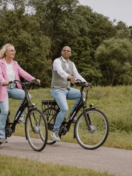 Menschen auf einem Fahrrad.