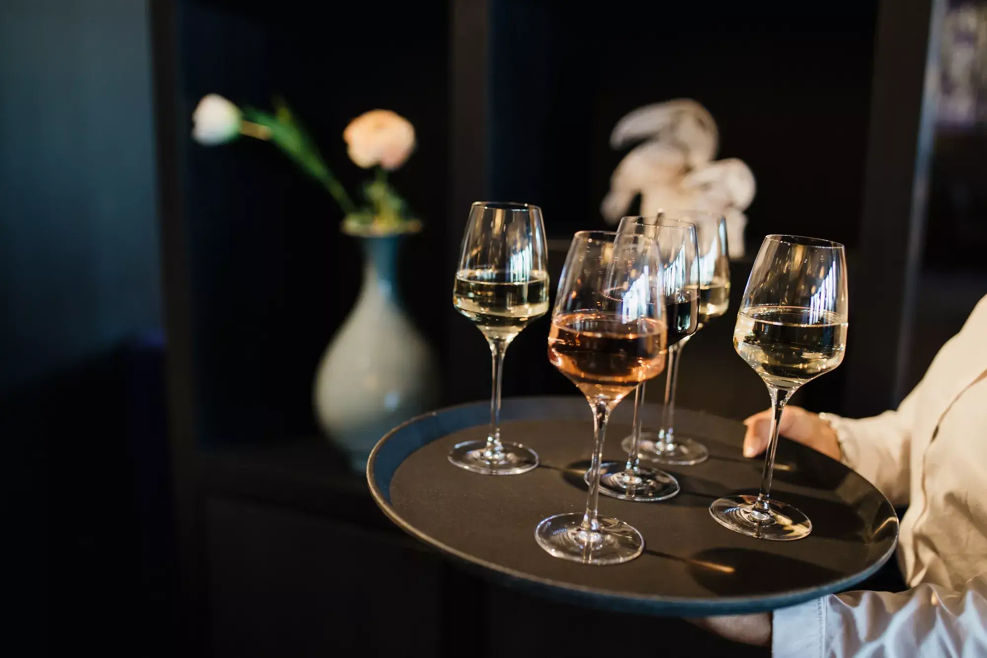 Tablett mit Weingläsern