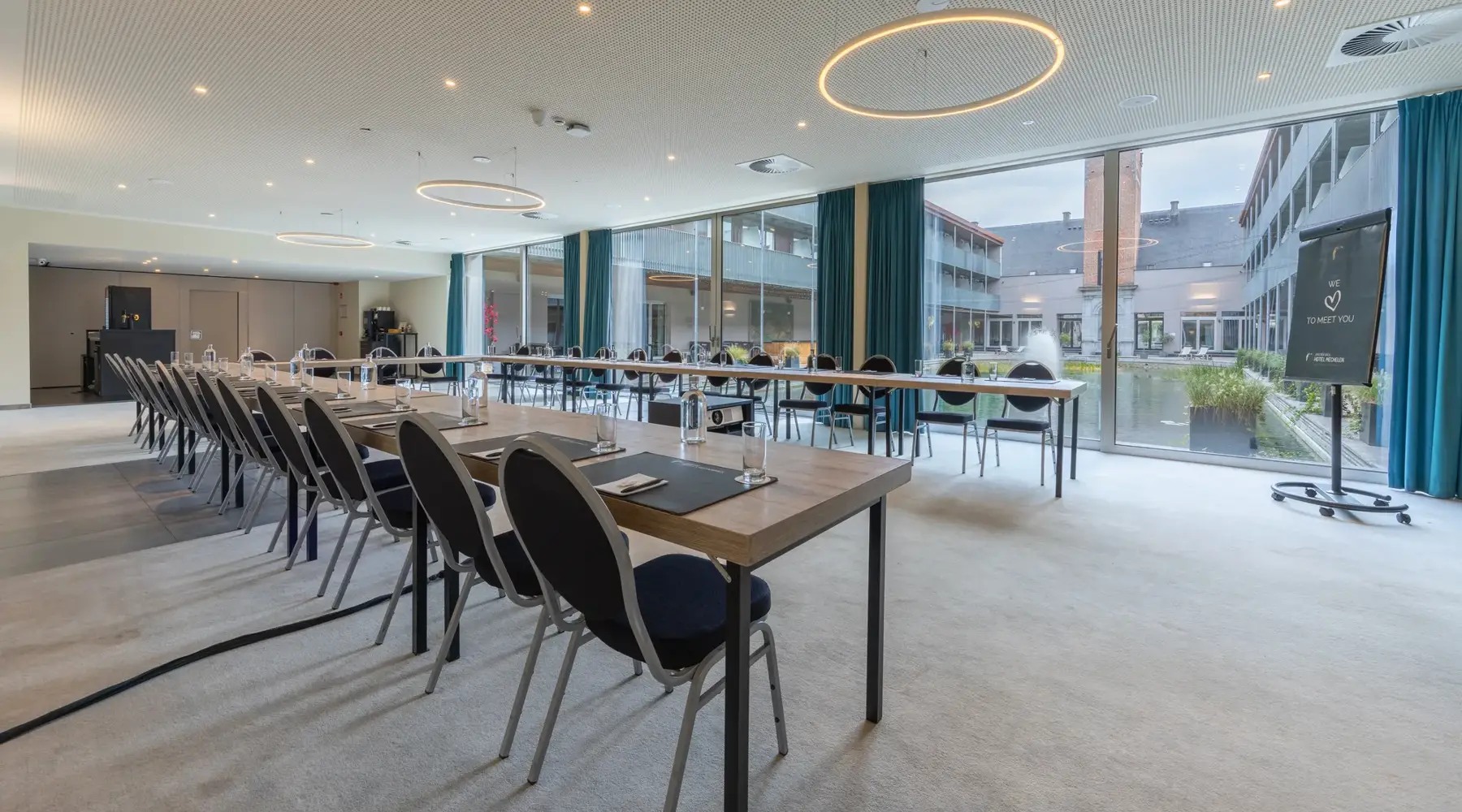 U-shape in zaal Petrus
