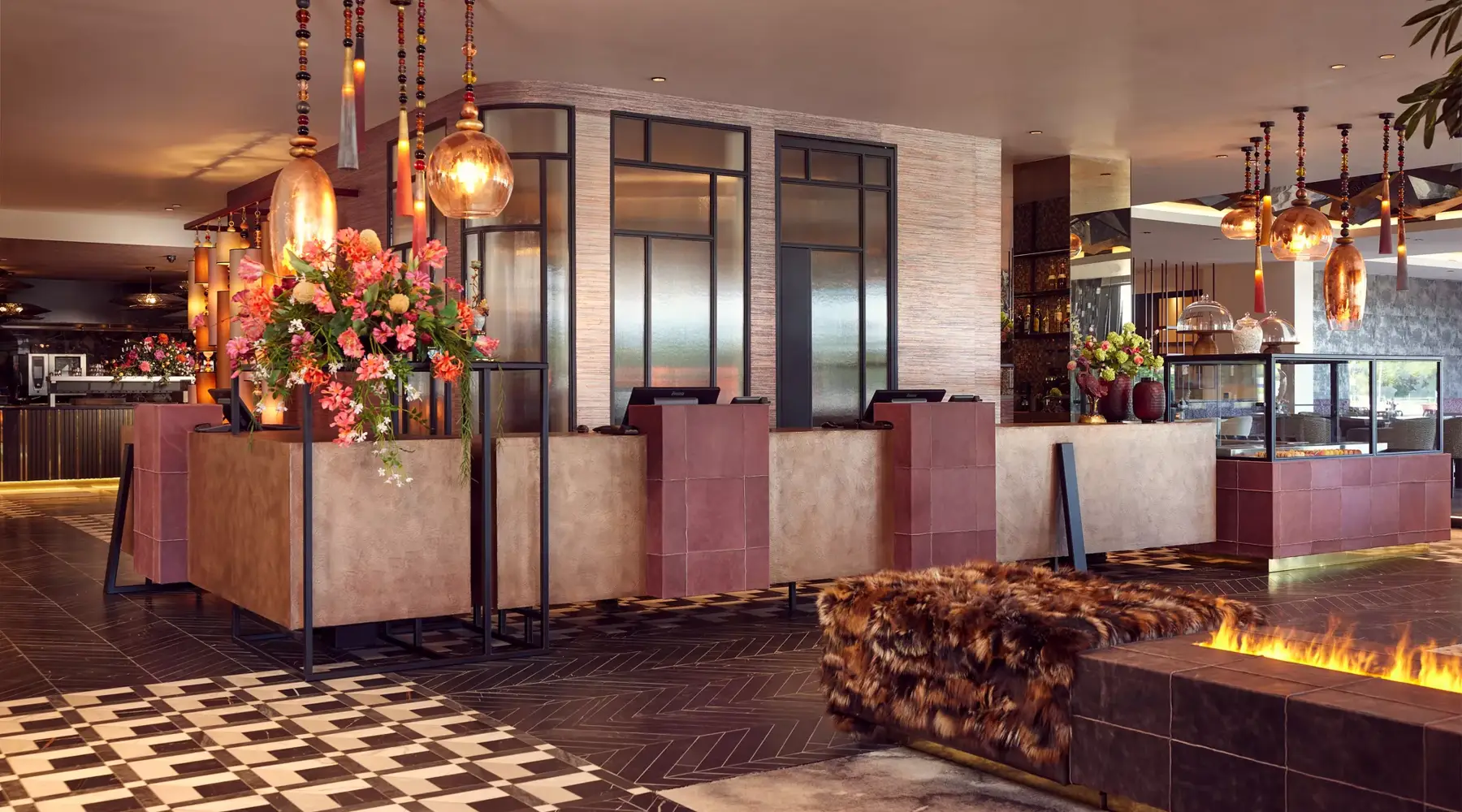 Vriendinnen checken in bij de receptie van een hotel