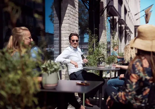 Gast op terras Restaurant Amstelle