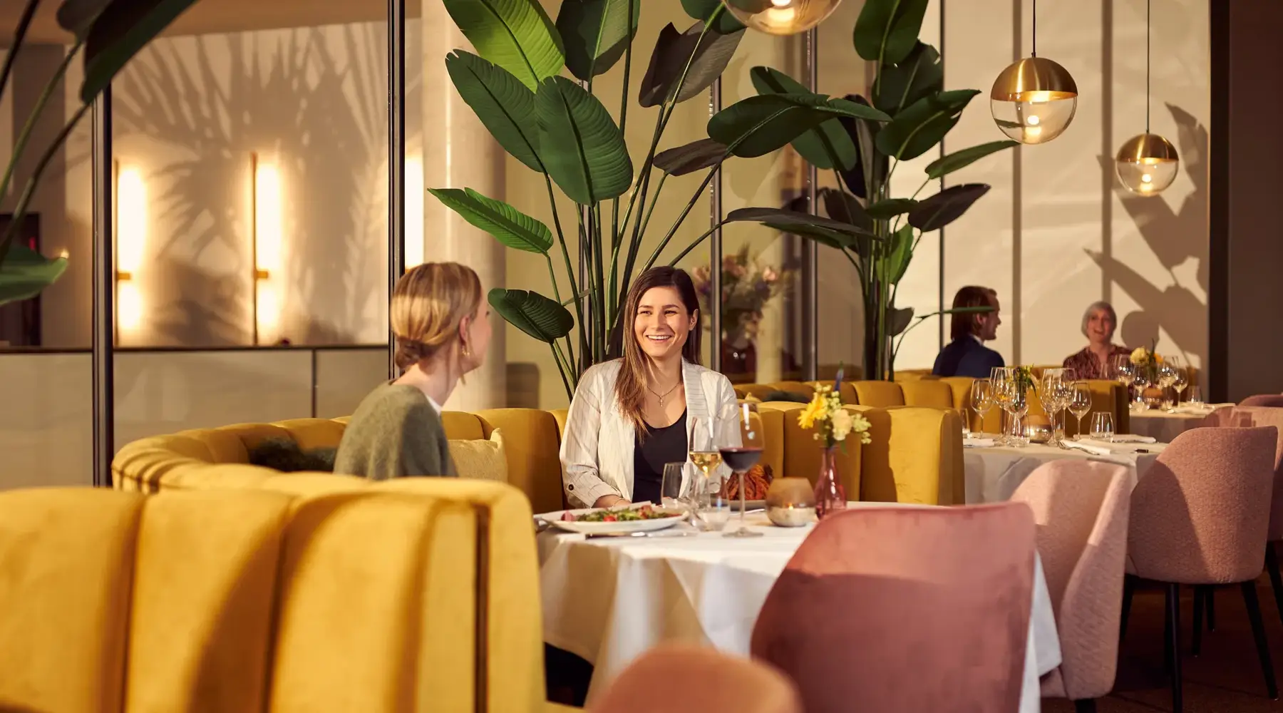 2 Freundinnen essen in einem Van der Valk Hotel