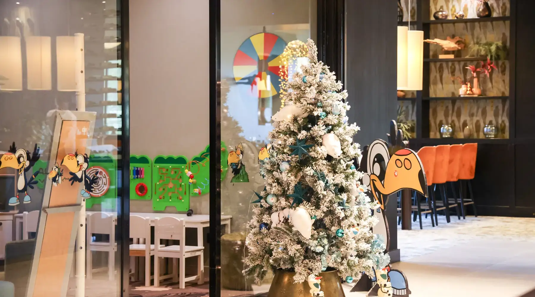 Kinderecke mit festlicher Weihnachtsdekoration und Weihnachtsbaum im Van der Valk Hotel Hoorn.