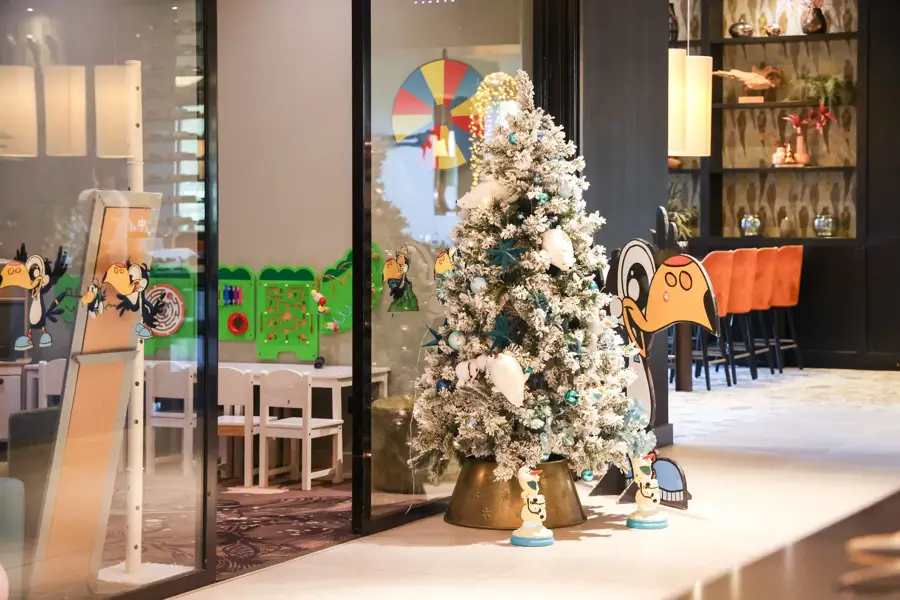 Coin des enfants avec décorations de Noël et sapin de Noël à l'hôtel Van der Valk à Hoorn.