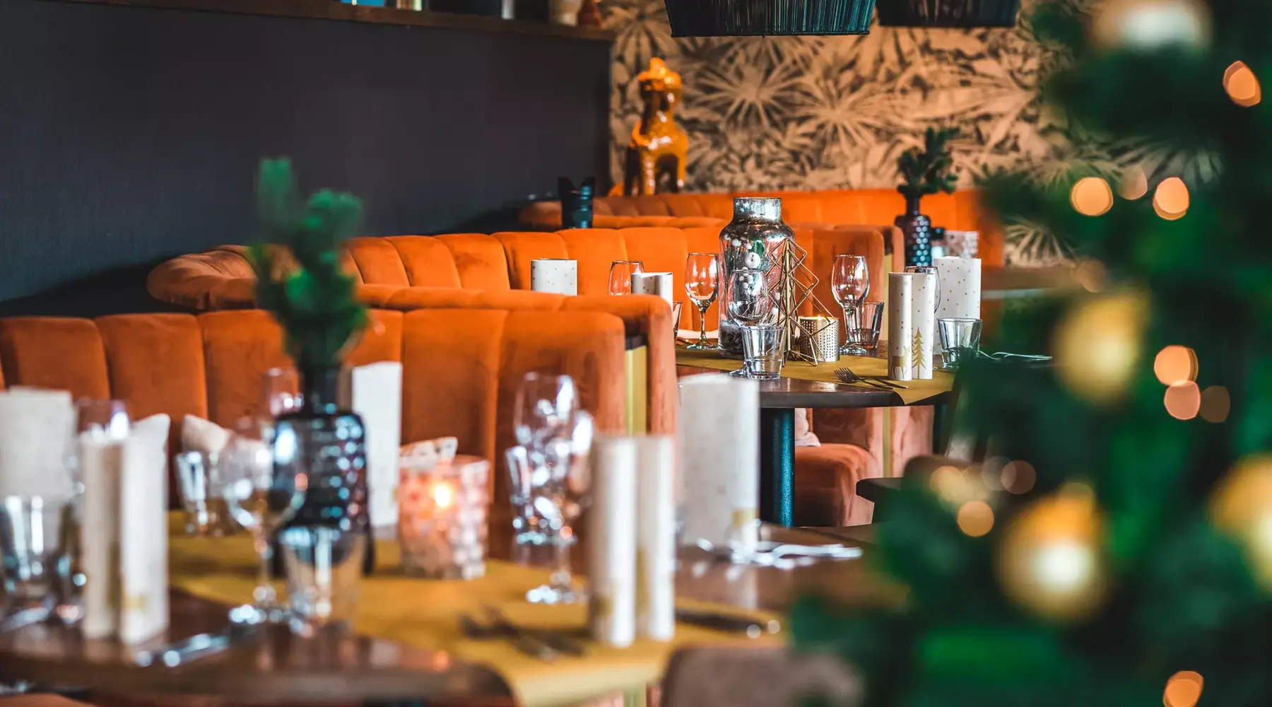 Familie genießt das Buffet im Hotel Breukelen.