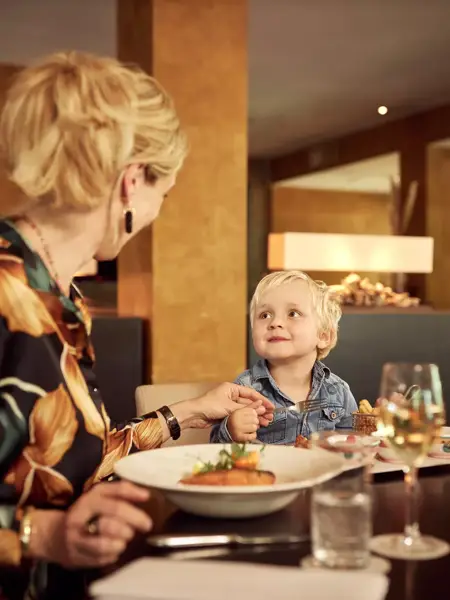 Familie in einem Restaurant