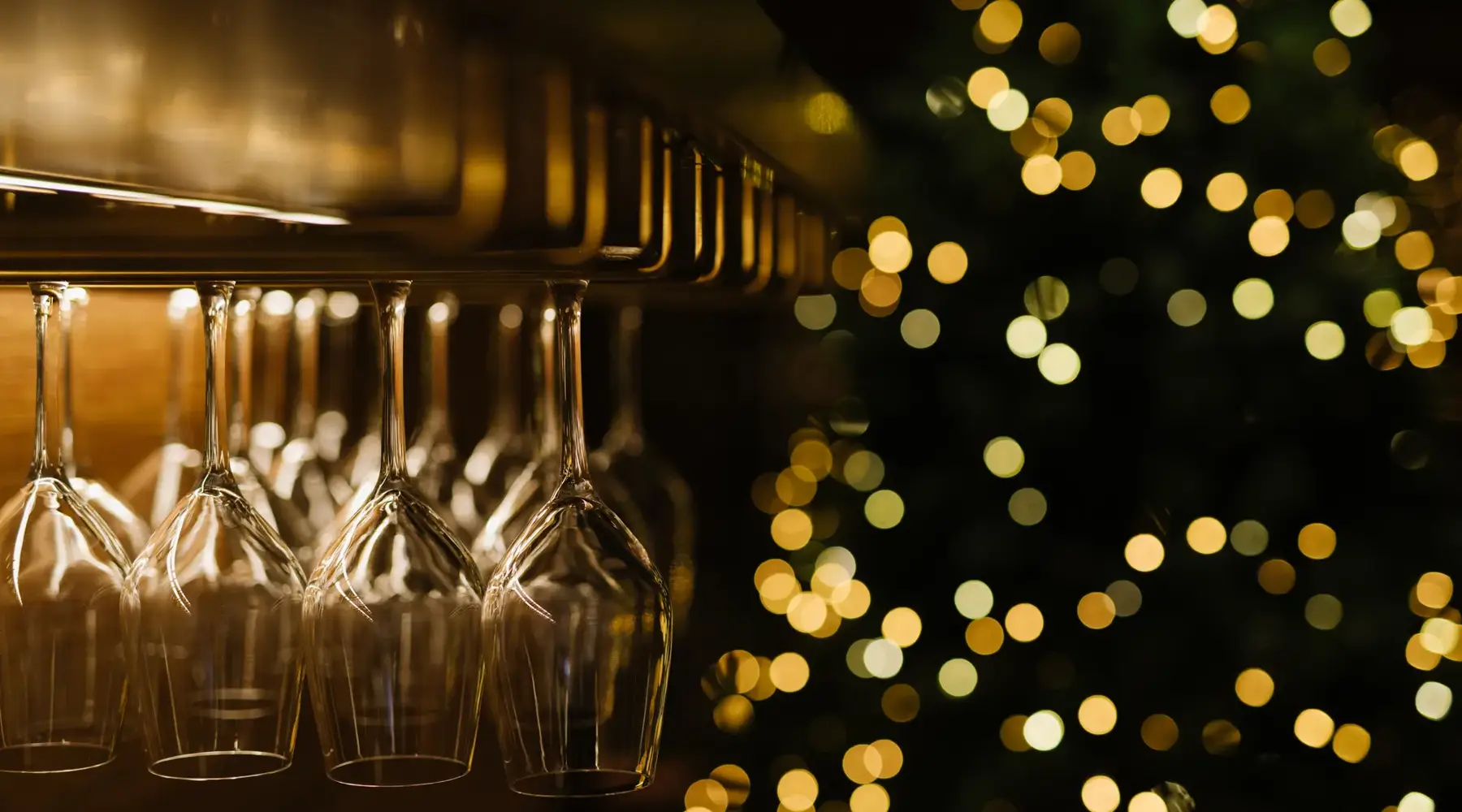Hangende wijnglazen met kerst achtergrond