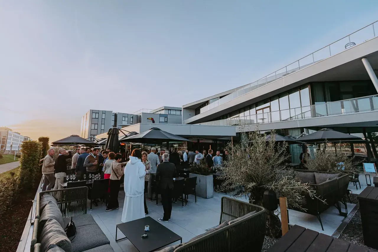 Bijeenkomst met catering na een congres bij Van der Valk Hotel Mons