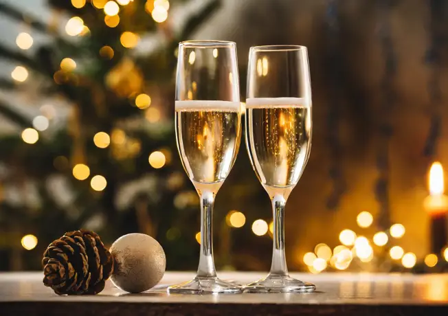 Zwei Personen beim Abendessen.