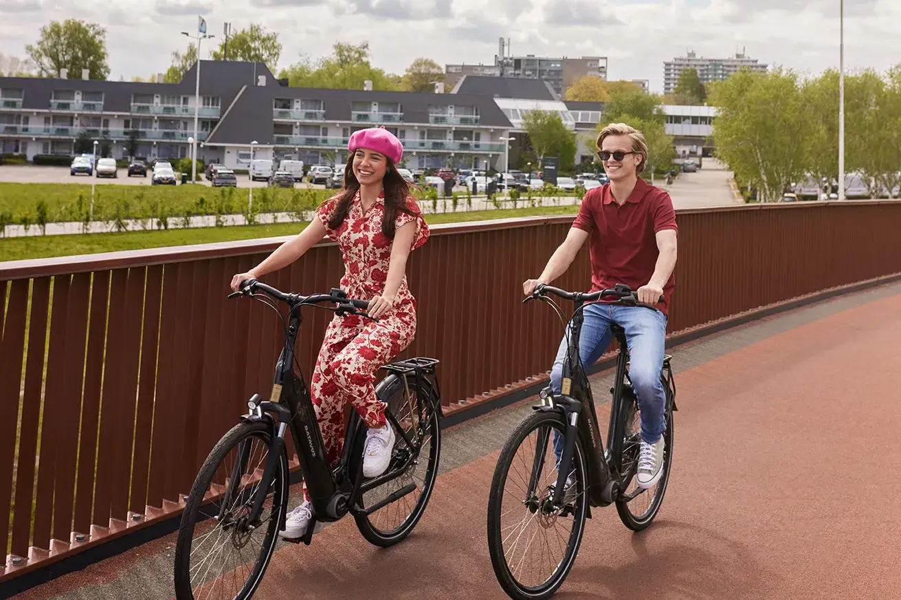 Man en vrouw aan het fietsen in de zomer